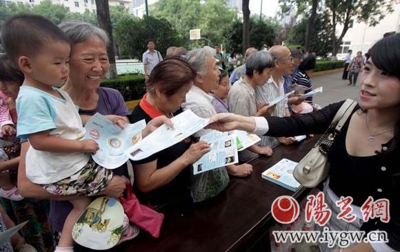 工作人員向市民發(fā)放環(huán)保知識(shí)讀本。