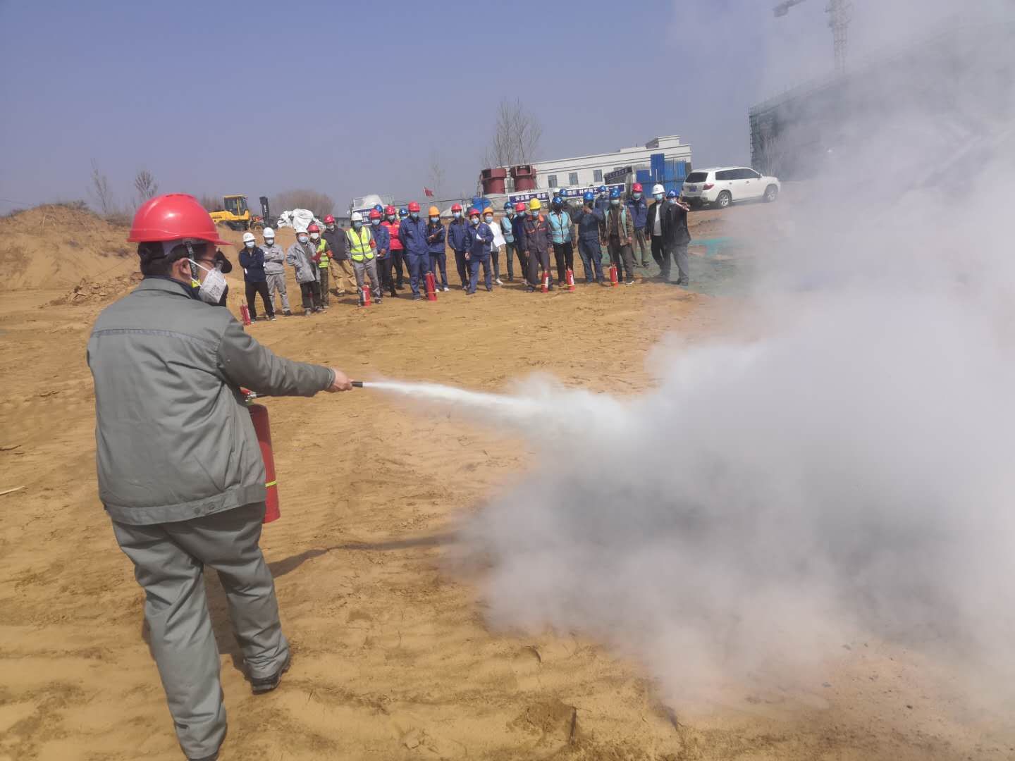 1585267940744343LFVZ.jpg 消防滅火器實(shí)操演練.jpg