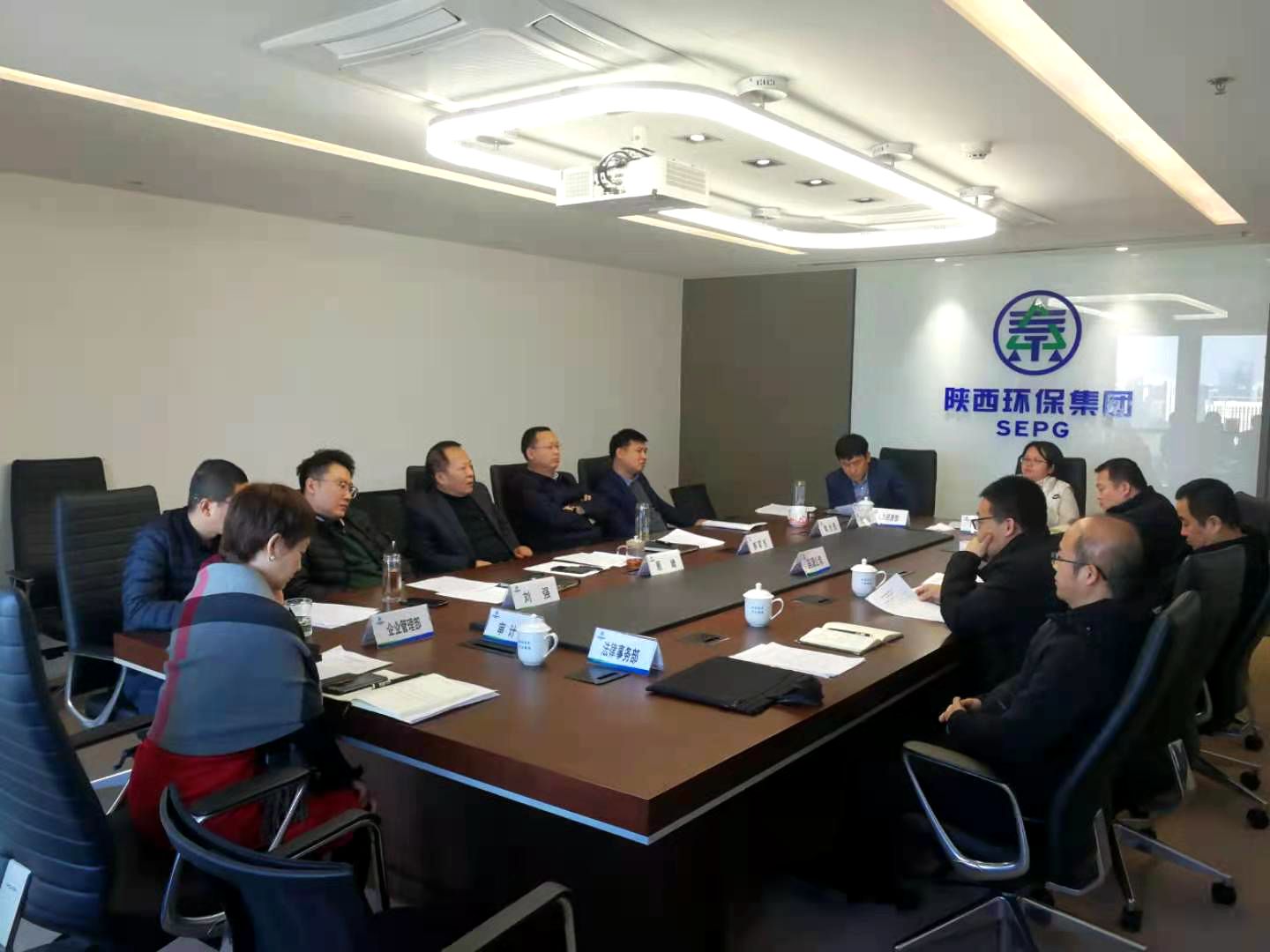關(guān)于召開國源公司下屬清潔能源公司及榆林項(xiàng)目招標(biāo)事宜專題匯報會議照片.jpg