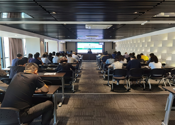 1633740290733359JDd6.jpg 中圣公司掌舵人郭治敏為員工講了一堂生動的企業(yè)文化課圖片1_副本.jpg