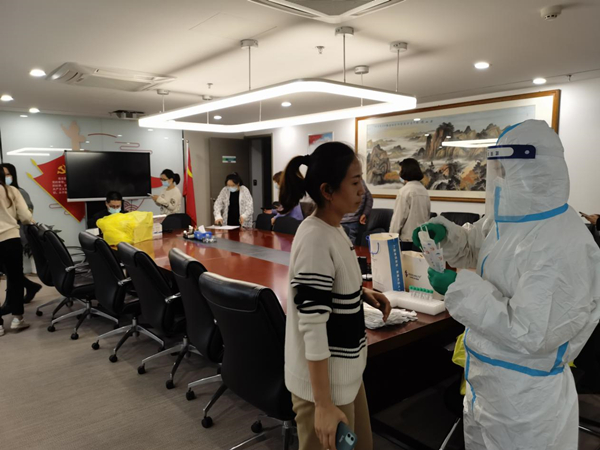 1635296524215170aPEy.jpg 中圣公司組織全員進(jìn)行核酸檢測(cè)圖片2_副本.jpg