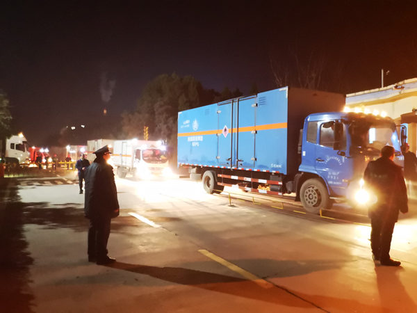 德遠(yuǎn)公司晝夜兼程拉運危廢_副本.jpg