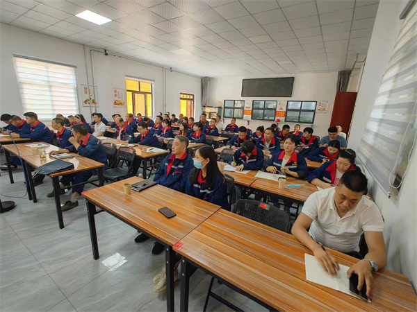 鼎豐公司專題傳達(dá)集團(tuán)黨委（擴(kuò)大）會(huì)暨理論學(xué)習(xí)中心組學(xué)習(xí)會(huì)議精神 (1).jpg