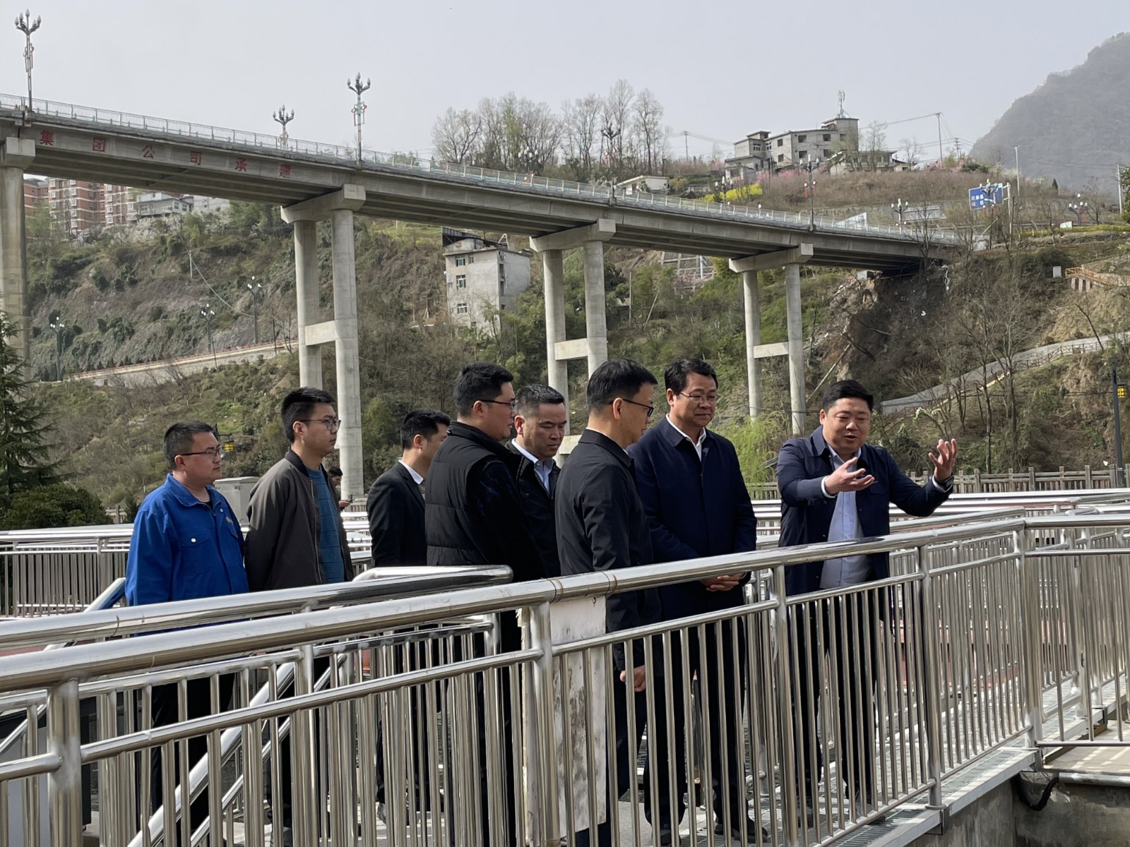 安康市政協(xié)副主席、嵐皋縣委書記馬宏偉道水環(huán)境公司嵐皋縣污水處理廠調(diào)研-配圖.jpg