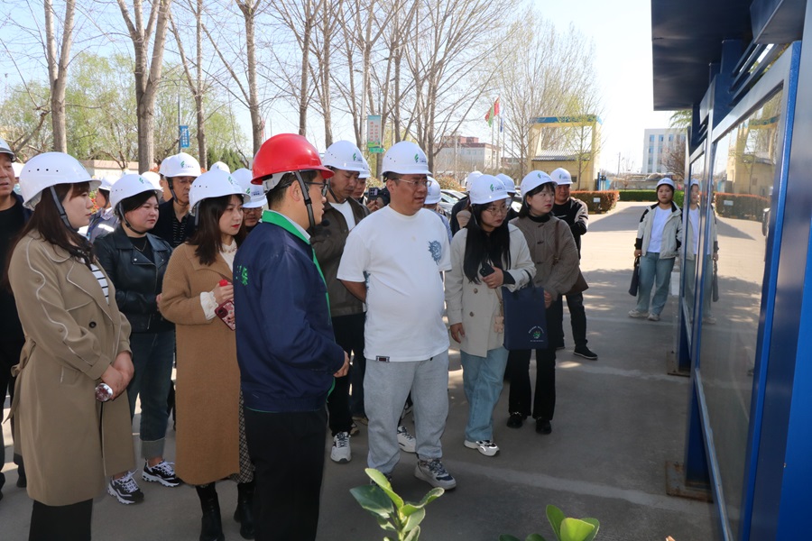 咸陽市“國(guó)際無廢日”主題活動(dòng)人員走進(jìn)新天地公司參觀交流 (1).JPG